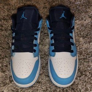 AIR JORDAN 1 LOW GS UNC UNIVERSITY BLUE